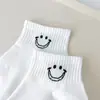 Meias femininas personalizadas bordadas com carinhas sorridentes, meias brancas casuais, respiráveis ​​e confortáveis, ideais para estudantes e esportes. Fabricante de meias.