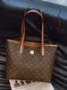 Bolsa Tote de Luxo Leve para Presbiopia Bolsa de Grande Capacidade Feminina 2025 Nova Inverno de Alta Qualidade para Comutação Bolsa de Axila Bolsa de Ombro