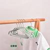 Percha creativa para ropa de niños color sólido plástico por inmersión percha sin costuras percha de almacenamiento para tienda de ropa percha para puesto venta al por mayor