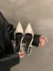 Sandálias de salto grosso com bico fechado e abertura traseira para mulheres, novo modelo primavera-verão 2025, sapatos de verniz com bico fino e salto médio para combinar com saias