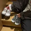Zapatos versátiles Forrest Gump para niños, colección primavera y otoño 2026, zapatos casuales para niños, zapatillas de malla transpirable con cordón a la moda para niñas