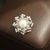 Broche de Flor Knotada Exquisito de Alto Padrão Cravejado com Pedras e Pérola de Água Doce Natural com Design Floral, um Elegante Acessório Anti-Exposição