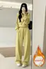 Conjunto de Moletom Amarelo Espesso com Forro de Lã para Outono e Inverno Feminino 2025 Novo Estilo Esportivo Casual Conjunto de Duas Peças