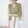 Blusa de volantes suave estilo francés para mujer, nuevo modelo primavera 2026, única y elegante, cuello en V con lazo, top de gasa adelgazante