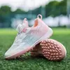 Novos tênis de futebol infantis para meninos com velcro e travas para gramado, especialmente projetados para competição e treinamento de alunos do ensino fundamental, antiderrapantes para meninas, atacado