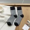 Calcetines Grues Nuevos para Mujer en Otoño e Invierno, Calcetines Cálidos Forrados de Felpa y Engrosados, Versátiles Calcetines de Rizo con Rayas Blancas y Negras, Calcetines Casuales de Media Pantorrilla