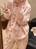 Conjunto de pijama doce e feminino com estampa de morango para mulheres, apresentando mangas compridas e calças compridas, perfeito para usar no outono, oferecendo um caimento solto e confortável, e também pode ser usado como roupa de casa.