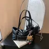 Moda retro transfronteriza, bolso tote único y moderno para mujer, nueva colección de invierno 2026, gran capacidad, bolso de hombro con tachuelas, bolso de axila