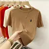 Tejido de hilo de núcleo trenzado Suéter de punto trenzado con bordado de cuello redondo de manga corta Diseño de verano nicho único exquisito top