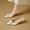 Sandálias de Luxo Leve e de Alta Qualidade com Salto Médio, Novo Estilo de Verão, Cor Nude, Bico Fino Francês, Tira Elegante com Strass, Sandálias Fechadas