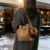 Bolso Pequeño Retro de Gama Alta para Mujer 2025 Nueva Moda Versátil Bolso Cruzado Exquisito Bolso de Hombro Único Bolso Cubo
