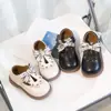 Sapatos Femininos Sapatos de Princesa 2025 Primavera e Outono Novos Sapatos Pequenos de Couro Infantis Laço Doce Menina Pequena Sola Macia Sapatos Tipo Feijão