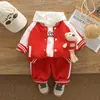 Traje de Primavera y Otoño para Niños 2026 Nuevo Elegante Ropa de Otoño para Bebé 0-1-3-4 Años Uniforme de Béisbol Infantil Conjunto de Tres Piezas 2 Moderno