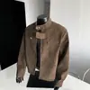 Streetwear estilo americano, design resistente, jaqueta de couro curta com ombros acolchoados, corte reto, peça de outer wear masculina de alta qualidade, estilosa e com caimento limpo