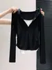 Top con capucha de color contrastante blanco y negro de otoño temprano, imitación de dos piezas para mujer, camiseta base de manga larga con media cremallera y cordón para ajustar la cintura de primavera