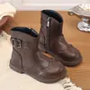 Botas estilo Martin infantis britânicas, novos modelos de outono e inverno, botas curtas macias antiderrapantes para meninas, botas pretas de couro de camada única para meninos