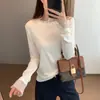 Exquisita e suave, esta camiseta de malha leve, macia e delicada, com gola redonda e mangas compridas, apresenta um delicado acabamento franzido e é perfeita como camada base. H090808