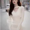 Vestido de punto ajustado de manga larga con cuello halter en V negro estilo Hepburn elegante para mujer