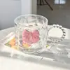 Venta al por mayor del fabricante Taza de vidrio de aspecto elegante para verano Taza con pajita de mariposa rosa para té de frutas con asa Gran cantidad Preferencial