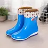 Botas de lluvia impermeables con suela de goma para mujer, duraderas y resistentes al desgaste, diseño de caña alta, engrosadas para protección adicional, antideslizantes, adecuadas para el trabajo, el lavado de autos y sitios de construcción.