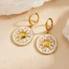 Brincos Rosto de Sol Gota de Óleo Branca Aço Inoxidável Banhado a Ouro Moda Retrô Brincos Versáteis para Mulheres Novo Estilo Estação Independente