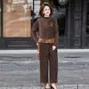 El atuendo de mamá para primavera, otoño e invierno 2026: un conjunto de tres piezas elegante, casual y rejuvenecedor con un diseño de inspiración china, un efecto adelgazante y disponible en tallas grandes