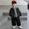 2401 Conjunto de Outono para Meninos 2026 Novo Lindo Elegante Estilo Coreano Jaqueta de Couro Roupa de Fora Conjunto de Três Peças Estação Primavera e Outono Roupas Tendência