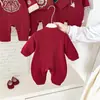 Ropa de Cumpleaños para Bebé Estilo Chino Nuevo Mameluco para Niños, Estilo Primavera y Otoño, Traje Rojo Bordado para Salir y Gatear para Bebés de 100 Días y 1 Año