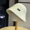 Sombrero de Cubo Versátil Estilo Coreano para Mujer Diseño de Nicho Cubierta Facial Lisa Protección de Orejas de Felpa Sombrero de Cubo Cálido