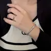 Pulseira Aberta Única com Textura de Metal de Designer Cravejada com Diamantes Feita à Mão Estilo Europeu e Americano Anel Versátil Empilhável