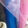 Atacado do fabricante de material em rolo de PE, filme em rolo de material de tubo de PE totalmente novo, material totalmente novo com filme de embalagem azul e rosa em ambas as extremidades