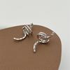 Arete clip de hueso para la oreja con forma de serpiente de alta calidad personalizado, aretes sin perforación, diseño de temperamento de lujo ligero, estilo frío, clip para la oreja de circonita