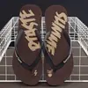 Novas Chinelas Masculinas para Uso Interno/Externo Simples Antiderrapantes Resistentes ao Desgaste Pantufas de Fundo Plano para Banho Verão Tendência Marca Calçados de Praia