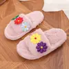 Pantuflas peludas florales para mujer, nuevo estilo invierno 2026, de punta abierta, sin cordones, pantuflas de algodón para mujer, planas, de peluche, pantuflas para el hogar