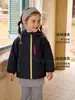 Chamarra cortavientos infantil Tongbei, hecha a medida con forro de polar y capucha, disponible en stock tanto para niños como para niñas, con opciones de personalización en lotes pequeños