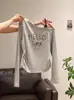 Nova Coleção Outono/Inverno Design de Estampa de Letras Americanas Moda Simples Versátil Ombro a Ombro Slim-Fit Top Elegante para Mulheres