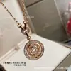 Colar de Moeda de Cobre Redonda V Gold Boge Moeda de Cobre Moeda Cheia de Diamante Concha Branca Escultura Fina CNC Colar de Temperamento para Mulheres Fabricante Atacado