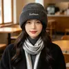 Chapéu de Lã Quente Outono e Inverno para Homens e Mulheres Estilo Coreano Bordado de Letra Chapéu de Tricô Proteção contra Frio Cobertura de Orelha Acessório de Cabeça Tendência