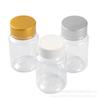 Las botellas de plástico transparente de boca grande de 80 ml se envasan en pequeñas botellas vacías de muestra de solución de agua líquida sólida de PET con tapas UV de metal.
