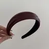 Diadema Plisada de Cuero Marrón Fresco con Corona Alta, Elegante Accesorio para el Cabello Estilo Vintage
