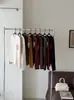 Camiseta básica de manga longa em fleece com gola redonda para mulheres, apresentando uma textura fina escovada, propriedades de retenção de calor e opções versáteis para camadas.. 777
