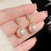 Pendientes Pequeños Estilo Chanel de Aguja de Plata 925 Lujo Ligero Pendientes de Perlas de Gama Alta Medio Antiguo Nuevo Pendientes Elegantes Europeos y Americanos Venta al por Mayor