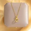 Collar de acero y titanio con trébol de cuatro hojas de cristal rosa galvanizado en oro auténtico para mujer, cadena de clavícula sencilla y ligera de lujo, joyería versátil.