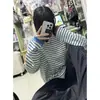 Camiseta de Manga Larga con Rayas Retro Coreanas y Color Contrastante para Mujer, Nueva Simple Casual, Prenda Base para Primavera y Otoño 2025