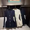 Vestido justo que valoriza a silhueta com estampa floral na barra, top cardigã de malha de comprimento médio que acintura para mulheres