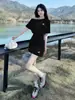 Conjunto de dos piezas de falda corta de manga corta de un solo hombro para mujeres petite, conjunto de ropa deportiva coreana de verano adelgazante que reduce la edad para mujeres