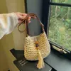 Bolso nuevo tejido de paja 2026, bolso de borlas estilo playa, bolso de mujer de inspiración étnica, venta al por mayor casual, bolso tejido hecho a mano, bolso de hombro, bolso cruzado