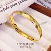 Loja de Ouro Mesmo Estilo Pulseira Dourada Brilhante com Padrão de Escamas de Dragão CNC para Mulheres, Pulseira Fechada Simples de Luxo Leve da Moda