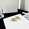 Accesorios de moda de comercio exterior al por mayor al contado aretes de letra CD de viento de temperamento simple clásico europeo y americano diseño de nicho verano para mujer