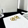 Pendientes de botón con letra hueca, lujo ligero, sensación simple, retro, pendientes europeos y americanos, nuevos pendientes coreanos 2021, venta al por mayor
